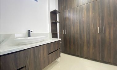 Casa Nueva en Venta Sur de Manta, Acabados de Primera y Amplio Patio