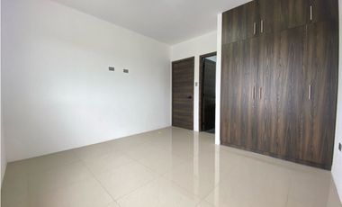 Casa Nueva en Venta Sur de Manta, Acabados de Primera y Amplio Patio