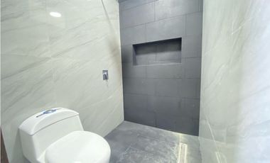 Casa Nueva en Venta Sur de Manta, Acabados de Primera y Amplio Patio