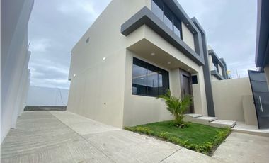 Casa Nueva en Venta Sur de Manta, Acabados de Primera y Amplio Patio