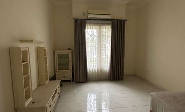 Rumah klasik Tenggilis utara 200m2 ada 4+1 kamar tidur semi furnish