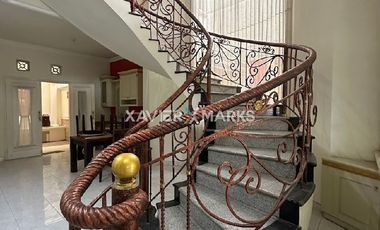 Rumah klasik Tenggilis utara 200m2 ada 4+1 kamar tidur semi furnish