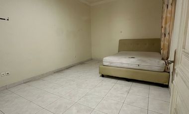 Rumah klasik Tenggilis utara 200m2 ada 4+1 kamar tidur semi furnish