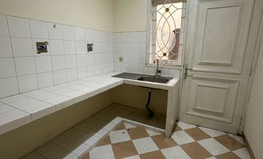 Rumah klasik Tenggilis utara 200m2 ada 4+1 kamar tidur semi furnish