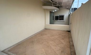 Rumah klasik Tenggilis utara 200m2 ada 4+1 kamar tidur semi furnish