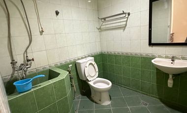 Rumah klasik Tenggilis utara 200m2 ada 4+1 kamar tidur semi furnish