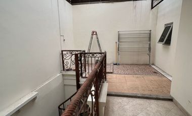 Rumah klasik Tenggilis utara 200m2 ada 4+1 kamar tidur semi furnish