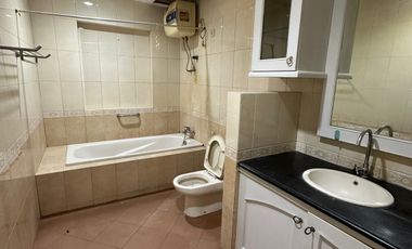 Rumah klasik Tenggilis utara 200m2 ada 4+1 kamar tidur semi furnish