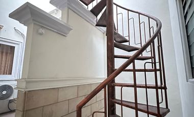 Rumah klasik Tenggilis utara 200m2 ada 4+1 kamar tidur semi furnish