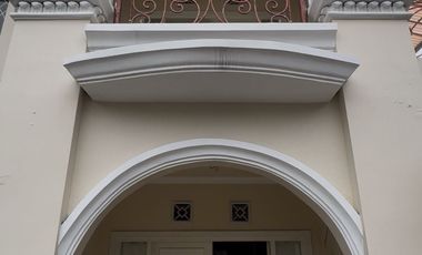 Rumah klasik Tenggilis utara 200m2 ada 4+1 kamar tidur semi furnish