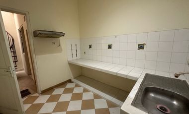 Rumah klasik Tenggilis utara 200m2 ada 4+1 kamar tidur semi furnish