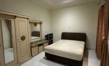 Rumah klasik Tenggilis utara 200m2 ada 4+1 kamar tidur semi furnish