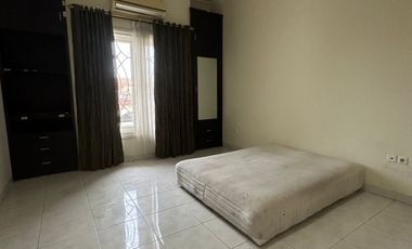 Rumah klasik Tenggilis utara 200m2 ada 4+1 kamar tidur semi furnish