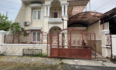 Rumah klasik Tenggilis utara 200m2 ada 4+1 kamar tidur semi furnish