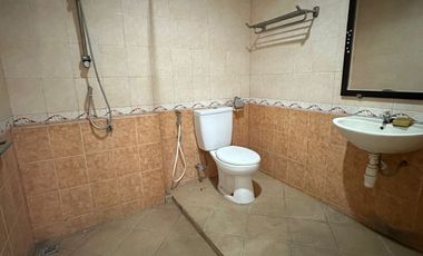 Rumah klasik Tenggilis utara 200m2 ada 4+1 kamar tidur semi furnish