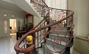 Rumah klasik Tenggilis utara 200m2 ada 4+1 kamar tidur semi furnish
