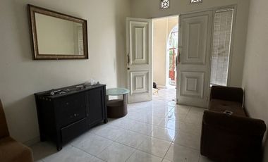 Rumah klasik Tenggilis utara 200m2 ada 4+1 kamar tidur semi furnish