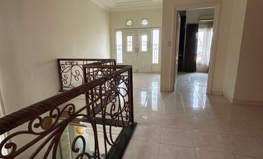 Rumah klasik Tenggilis utara 200m2 ada 4+1 kamar tidur semi furnish