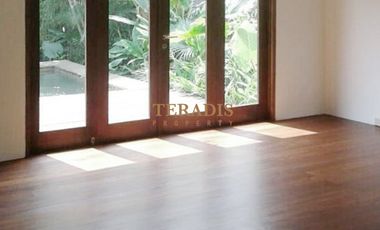 DISEWAKAN RUMAH LUAS DAERAH CIPETE DENGAN KOLAM RENANG