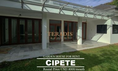 DISEWAKAN RUMAH TANAH LUAS ADA KOLAM RENANG DAERAH CIPETE