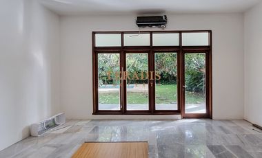 DISEWAKAN RUMAH TANAH LUAS ADA KOLAM RENANG DAERAH CIPETE