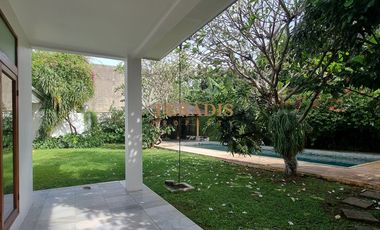 DISEWAKAN RUMAH TANAH LUAS ADA KOLAM RENANG DAERAH CIPETE