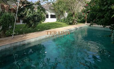 DISEWAKAN RUMAH TANAH LUAS ADA KOLAM RENANG DAERAH CIPETE