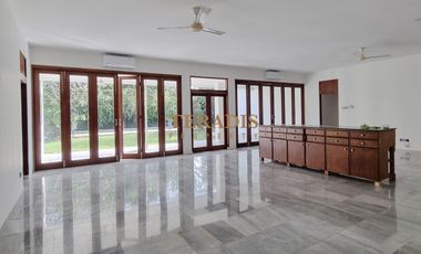 DISEWAKAN RUMAH TANAH LUAS ADA KOLAM RENANG DAERAH CIPETE