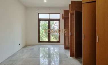 DISEWAKAN RUMAH TANAH LUAS ADA KOLAM RENANG DAERAH CIPETE