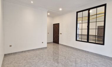 Rumah Mewah Tomang Luas 313m2 Siap Huni Boulevard SHM Termurah