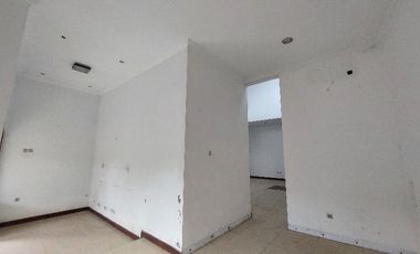 rumah 2lantai butuh renov tengah kota dekat solobaru dan klewer