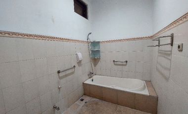 rumah 2lantai butuh renov tengah kota dekat solobaru dan klewer