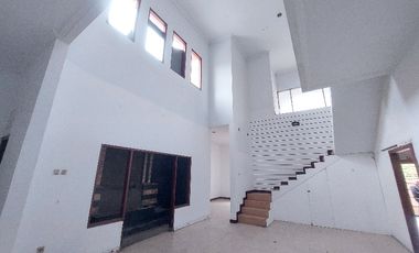 rumah 2lantai butuh renov tengah kota dekat solobaru dan klewer