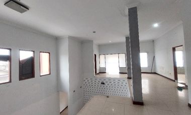 rumah 2lantai butuh renov tengah kota dekat solobaru dan klewer