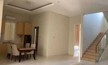 Sewa Rumah Pakuwon Indah Full Furnished 400m2 Bagus Murah