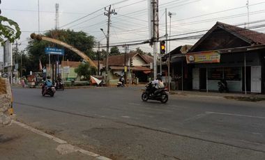 Rumah dan Ruko Pinggir Jalan Raya Karanganyar, Dekat Tugu Duren