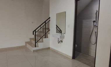 Rumah Green Village Cipondoh Disewakan 2 Lantai, Tangerang