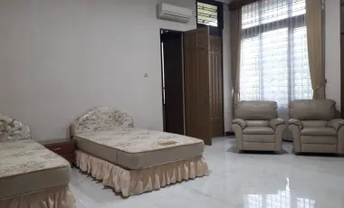 Raya Dharmahusada Rumah Bagus & Mewah Split level 3 lantai Sangat ter