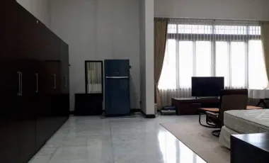 Raya Dharmahusada Rumah Bagus & Mewah Split level 3 lantai Sangat ter