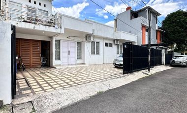 HOT SALE! Rumah 2 LT Terawat Siap Huni di Keb Lama Jaksel -14548