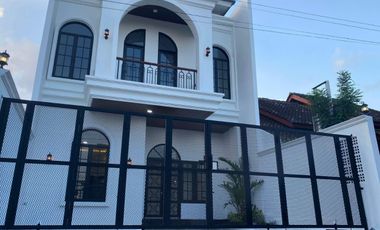 Rumah Baru Model Classic Mewah dekat Area Kuliner