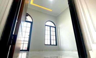 Rumah Baru Model Classic Mewah dekat Area Kuliner