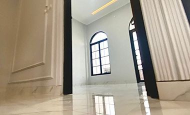 Rumah Baru Model Classic Mewah dekat Area Kuliner