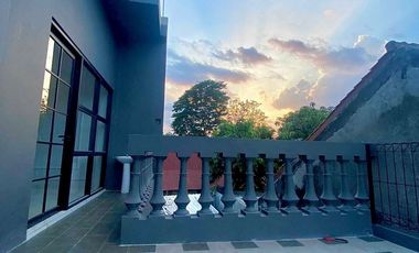 Rumah Baru Model Classic Mewah dekat Area Kuliner