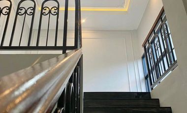 Rumah Baru Model Classic Mewah dekat Area Kuliner