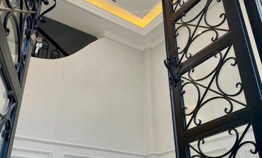 Rumah Baru Model Classic Mewah dekat Area Kuliner