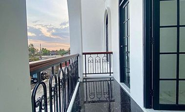 Rumah Baru Model Classic Mewah dekat Area Kuliner