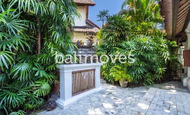 Cantik Villa Dua Kamar Tidur Di Tepi Pantai Sanur