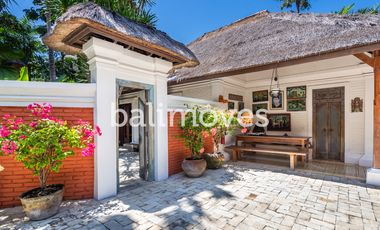 Cantik Villa Dua Kamar Tidur Di Tepi Pantai Sanur