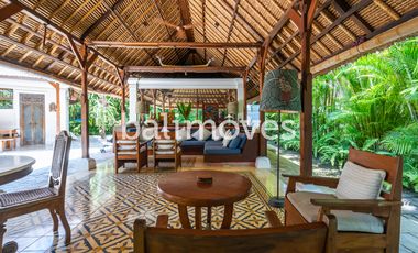 Cantik Villa Dua Kamar Tidur Di Tepi Pantai Sanur